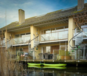 Eider Cottage: Lake View & Access in the Cotswolds